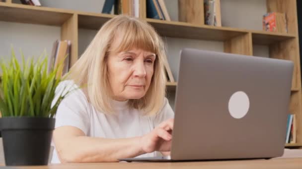 Eine Ältere Schöne Moderne Großmutter Tippt Auf Einem Computer Seniorin — Stockvideo