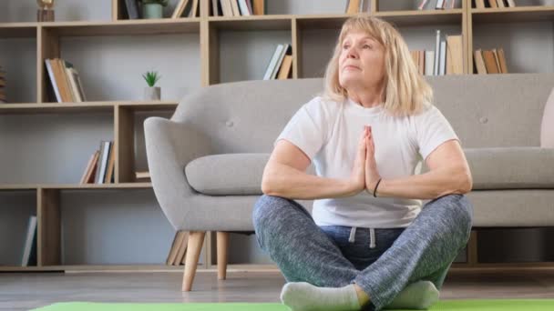 Una Donna Anziana Dai Capelli Biondi Sta Facendo Yoga Armonia — Video Stock