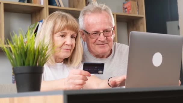 Glad Leende Äldre Amerikanska Par Med Laptop Sitter Vardagsrummet Vid — Stockvideo