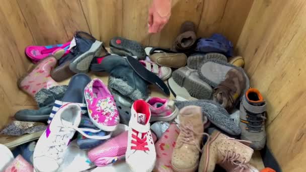 Close Van Een Vrouw Die Tweedehands Schoenen Koopt Gebruikte Dingen — Stockvideo