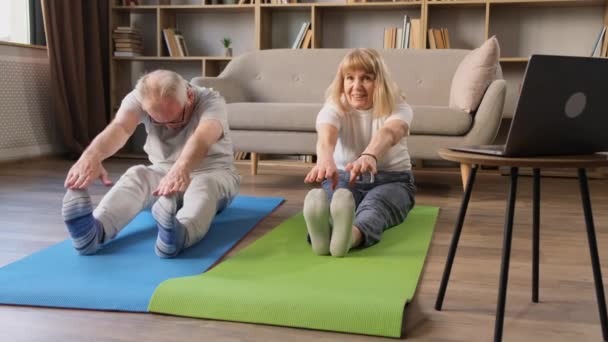 Piękna Para Starszych Robi Ćwiczenia Rozciągające Się Macie Gimnastycznej Domu — Wideo stockowe