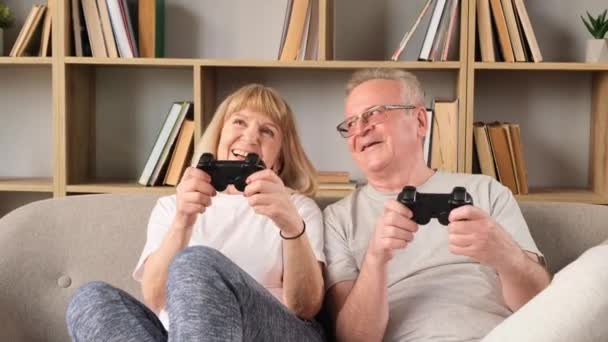 Πολύ Ευτυχισμένο Ηλικιωμένο Ζευγάρι Που Παίζει Βιντεοπαιχνίδια Ενώ Κάθεται Στο — Αρχείο Βίντεο