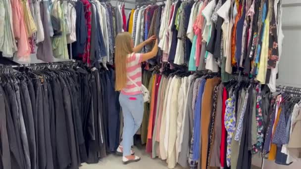 여자는 가게에서 선택합니다 프라이데이 두번째 비디오 — 비디오
