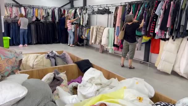 Grupp Människor Andra Hand Försäljning Begagnade Kläder — Stockvideo
