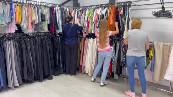 一群妇女在一家二手商店买东西 旧衣服 垂直录像 — 图库视频影像