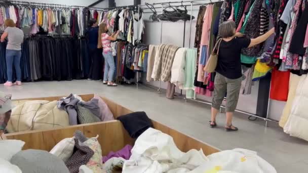 Група Людей Купує Магазині Другої Руки Використовується Одяг Мода Ретро — стокове відео