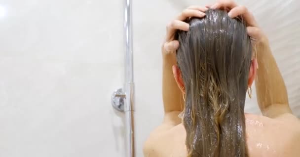 Aantrekkelijke Jonge Blonde Vrouw Die Haar Haar Wast Onder Douche — Stockvideo