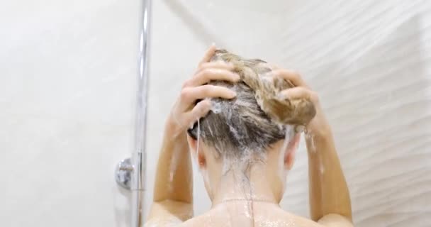Женщина Моет Волосы Шампунем Душе Видом Сзади Душ Длинные Волосы — стоковое видео