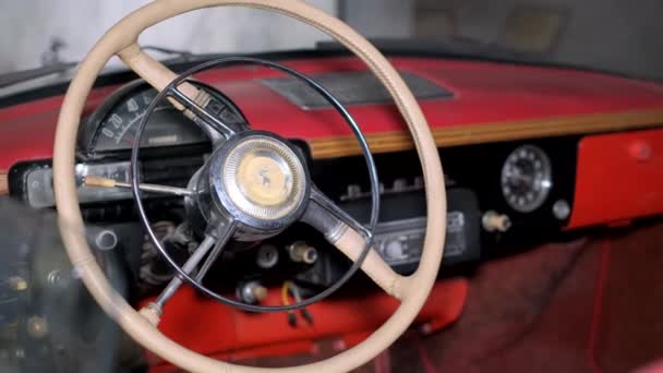 Prachtig Rood Interieur Van Een Retro Auto Auto Werd Geproduceerd — Stockvideo
