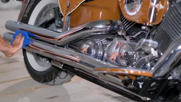 Uomo Pulisce Cromo Una Moto Garage Cura Della Moto Hobby — Video Stock