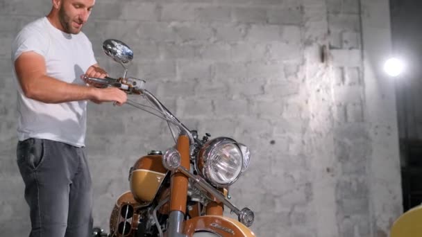 Joven Barbudo Revisa Una Motocicleta Antes Salir Carretera Diagnósticos Una — Vídeo de stock