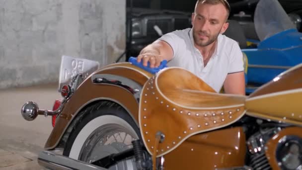 Homem Limpa Polir Partes Cromadas Sua Motocicleta Uma Garagem Amor — Vídeo de Stock
