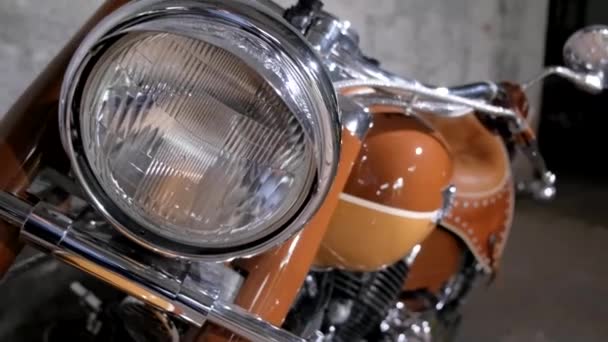 Krom Motosiklet Farlarının Yakın Görüntüsü Helikopter Sürükleyici Garajda Motosiklet Detayları — Stok video