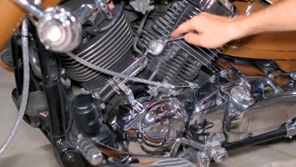 Meccanico Maschio Ripara Sua Moto Garage Servizio Moto Retrò Video — Video Stock