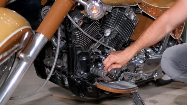 Mechanik Naprawia Motocykl Stacji Benzynowej Piękny Motocykl Pionowe Wideo — Wideo stockowe