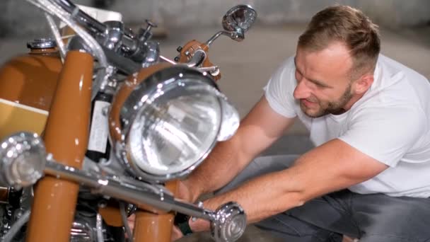 Mécanicien Répare Moto Dans Garage Service Moto Rétro Vidéo Verticale — Video