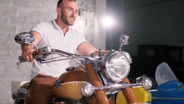 Muž Sedí Motorce Garáži Prohlíží Láska Motorkám Motorkářský Koníček — Stock video