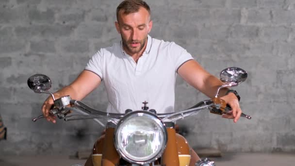 Motocyklista Cieszący Się Motocyklem Piękny Motocykl Retro Pionowe Wideo — Wideo stockowe