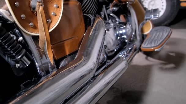 Detalles Cromados Una Motocicleta Retro Anuncio Reparación Motocicletas Primer Plano — Vídeo de stock