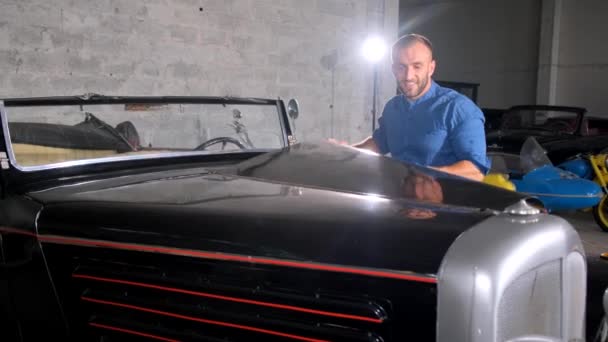 Bilmekaniker Reparerar Retrobil Ett Garage Reparation Och Underhåll Bilar — Stockvideo
