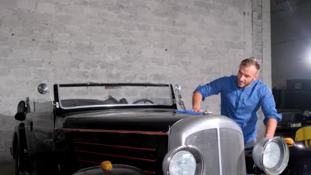 Bir Adam Eski Bir Arabayı Parlatacak Kadar Parlatır Araba Yıkama — Stok video