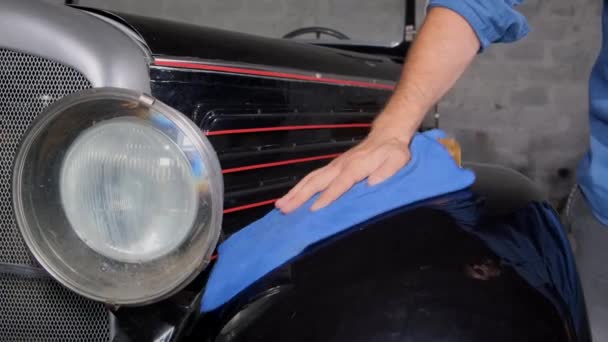 Man Putsar Retrobil Till Glans Biltvätt Och Underhåll Bilservice — Stockvideo