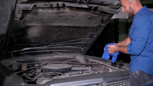 Reparação Motores Num Carro Retro Americano Serviço Carro — Vídeo de Stock