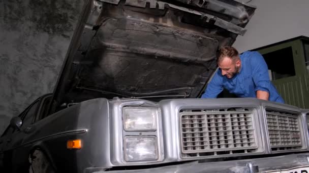 在一辆美国复古汽车上修理引擎 汽车服务 — 图库视频影像