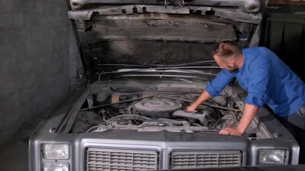 汽车维修 保养复古汽车 车间里穿着制服的年轻汽车技工 美国的汽车服务 — 图库视频影像