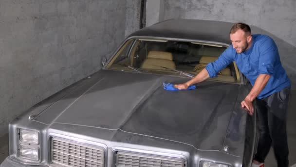 Collezionista Auto Retrò Pulisce Polvere Auto Garage Raccolta Vecchie Auto — Video Stock