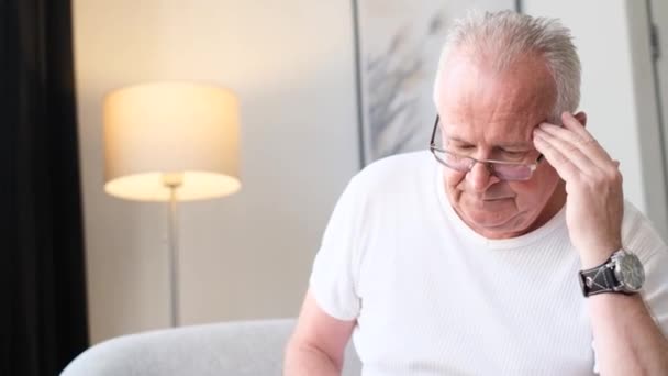 Caucasian Senior Man Having Headache Migraine Attractive Elderly Man Sitting — Vídeo de stock