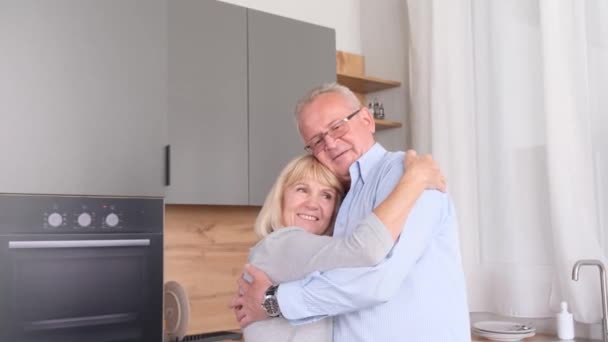 Handsome Pensioner Husband Wife Dancing Embracing Middle Kitchen Grandfathers Love — Wideo stockowe