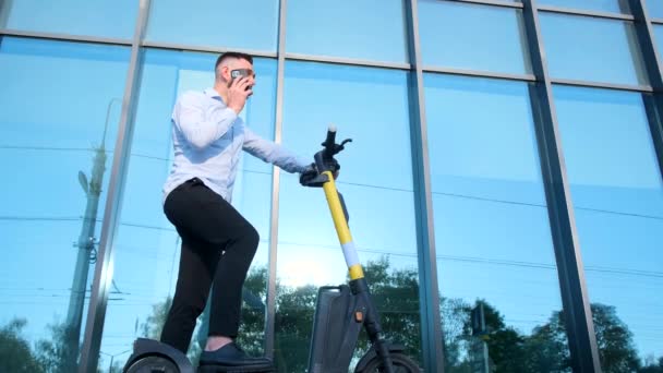 Office Manager Uses Electric Scooter Talks Smartphone Environmentally Friendly Transport — Stok video