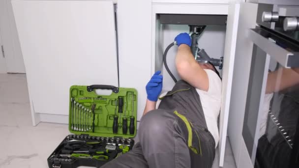 Plumber Protective Work Clothes Gloves Doing Plumbing Work Replacing Old — Vídeos de Stock
