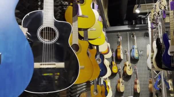 Classical Guitars Display Instrument Store Discounts Musical Instruments — Stockvideo