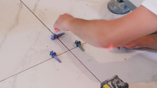 Close Laying Ceramic Tiles Floor Master Builder Installs Tiles — Stok video