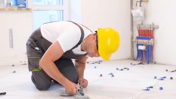 Master Builder Installs Tiles Floor Kitchen Room Man Experienced Repairman — стоковое видео