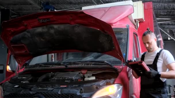 Truck Open Hood Car Service Station Maintenance Car Mechanic Conducts — стоковое видео