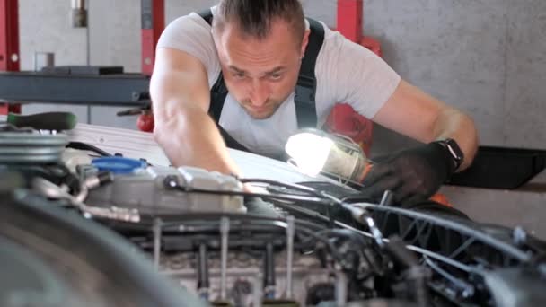 Professional Car Mechanic Repairs Car Engine Car Service — Vídeo de Stock
