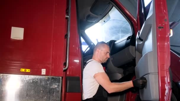 Employee Border Service Checks Interior Truck Transportation Narcotics Customs Service — Vídeo de stock
