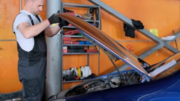 Mechanic Engineer Car Service Checks Engine Car Car Repair Service — Vídeo de Stock