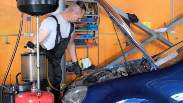 Car Service Worker Changes Oil Car Engine Concept Car Repair — стоковое видео