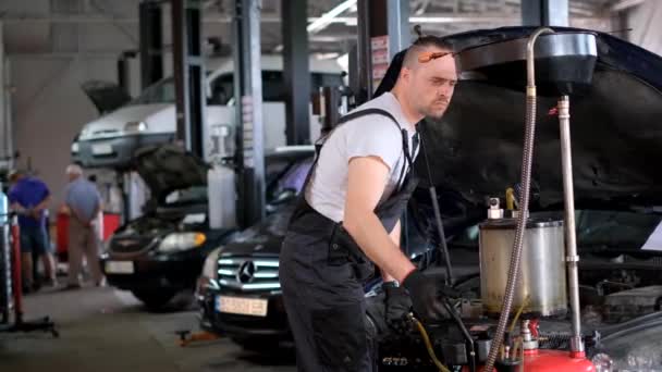 Car Mechanic Changes Oil Car Engine Concept Car Repair Maintenance — Videoclip de stoc