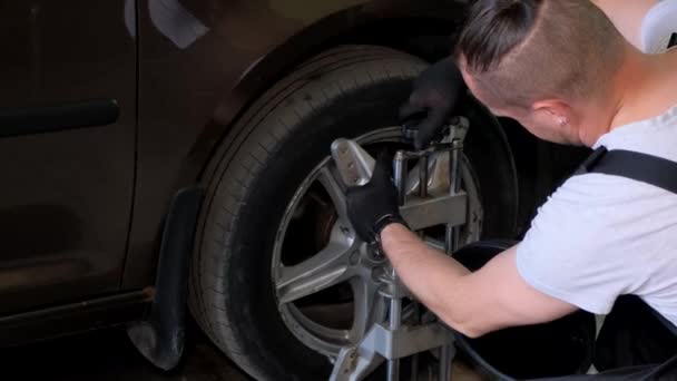 Master Makes Camber Wheels Car Balancing Chassis Car Car Service — Stockvideo