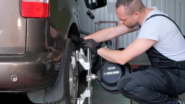 Master Makes Camber Wheels Car Balancing Chassis Car Car Service — Vídeo de stock
