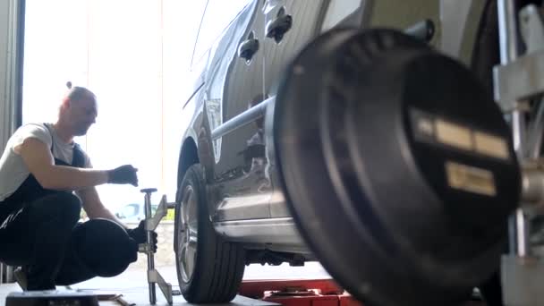 Master Makes Camber Wheels Car Balancing Chassis Car Car Service — Vídeo de Stock