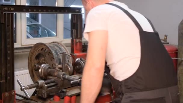 Car Mechanic Repairs Bent Rim Car Damaged Steel Auto Mechanic — стоковое видео