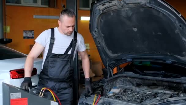 Car Mechanic Fills Air Conditioner Maintenance Regulation Freon Supply System — Wideo stockowe