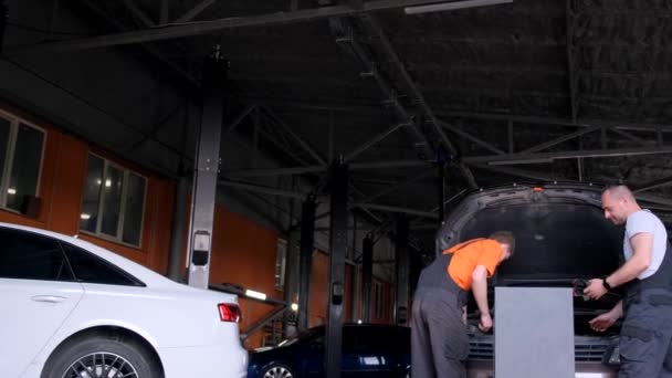 Car Service Workers Look Hood Car Checking Refrigerant Cars Air — Vídeos de Stock