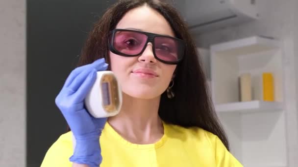 Portrait Positive Smiling Cosmetologist Woman Safety Glasses Holding Laser Hair — Vídeo de stock